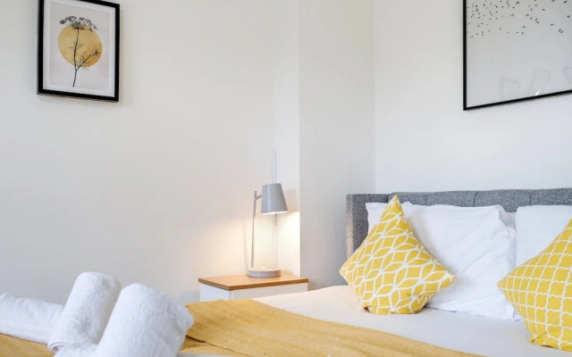 Foxherne 6 Bed & 3 Bath Serviced Hse -20