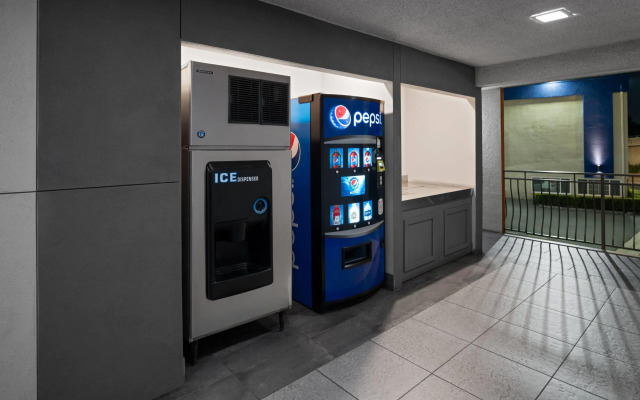 Travelodge Inn & Suites by Wyndham Anaheim on Disneyland Dr