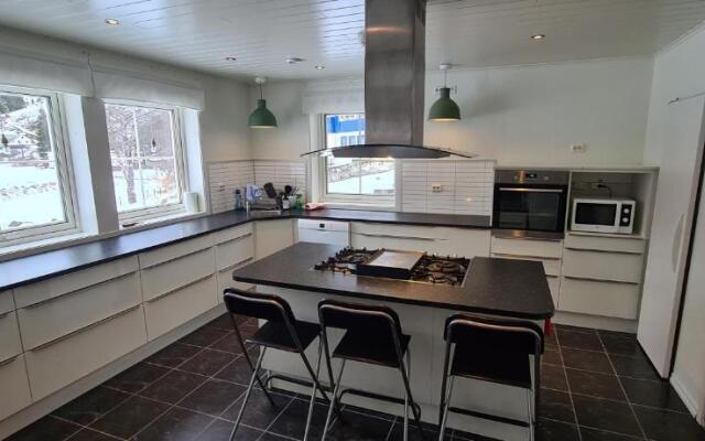 Cheerful 4-bedroom home with fireplace, 1,5km from Flåm center