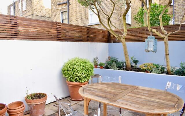 Artistic 3 Bedroom London Home With Garden