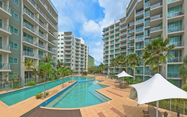 Studio in the City with pool and BBQ