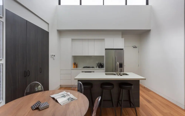 Stylish 2-bed Apartment With BBQ Patio Near Beach – Guest Rooms – Sydney