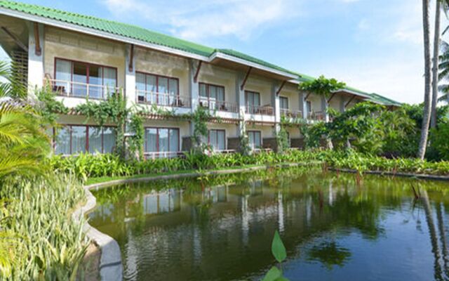 Ngwe Saung Yacht Club & Resort