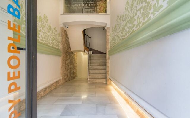 Happy People Sagrada Familia