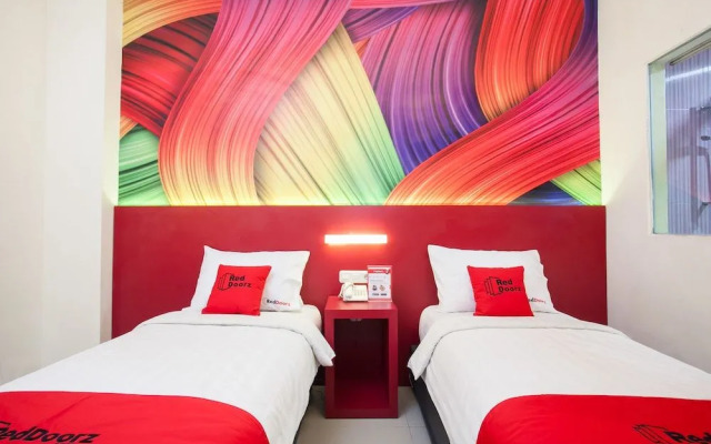 RedDoorz near Hawaii Water Park