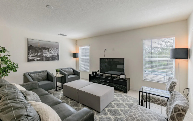 4 bed House/w pool & Garage