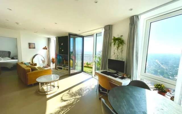 Stylish 1-Bedroom Apt with Stunning London Views
