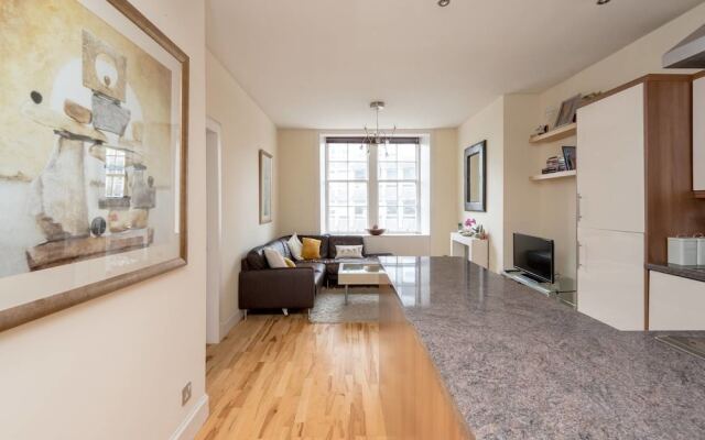 Cute 2 Bedroom Apt With View Of The Castle