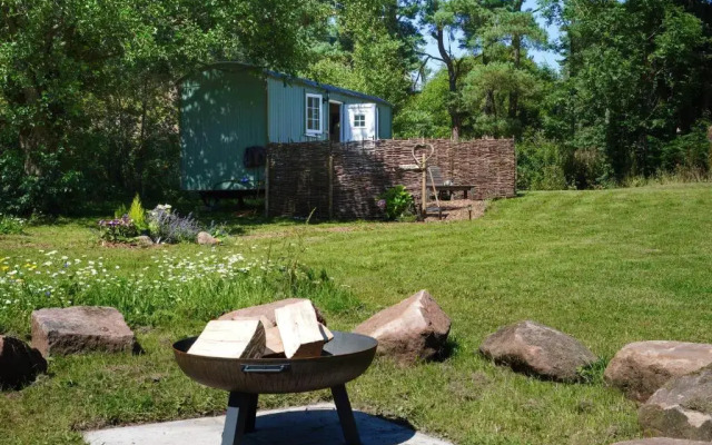 The Laburnum Retreat Shepherd Hut private hot Tub