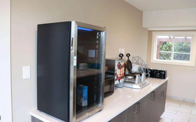 Super 8 by Wyndham Courtenay