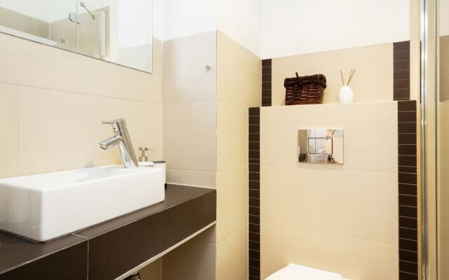 Al. Jerozolimskie Apartment by Renters