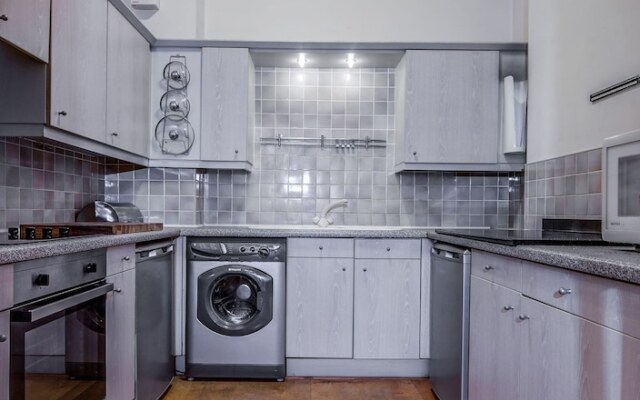 Bright, Spacious 2BR Central Manchester Flat for 4