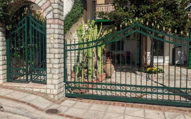 Γκαρσονιέρα 32τμ με αυλή και πάρκινγκ
