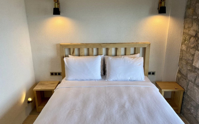 Assos Karadut Taş Otel