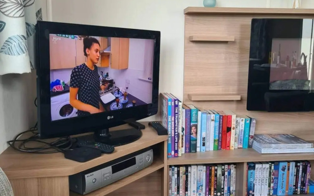 2 Bed Lodge - Sleeps 5 - Parking - Pets - Wifi