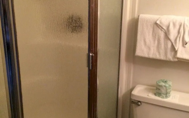 Captain John's Motel