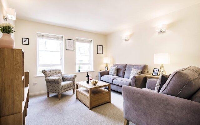 Bright Charing Cross Apartment