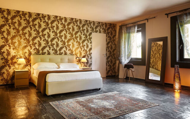 MAANJA Lake Front Suite and Restaurant
