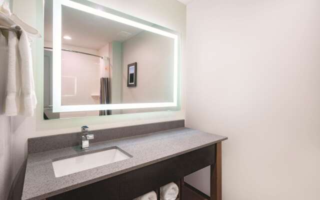 La Quinta Inn & Suites by Wyndham Cleveland TN