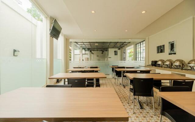 RedDoorz Plus near Lippo Mall Kemang 2
