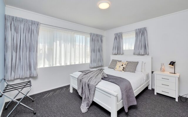 Bright 3 Bedroom near St Lukes Mall 3