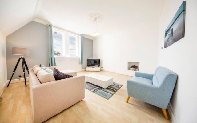 Clifton Spacious 3 Bed Apt & Parking-Simply Check In
