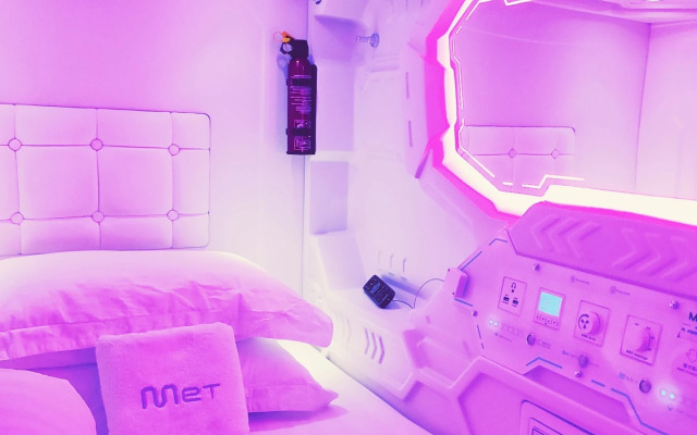 Met A Space Pod @ Arab Street