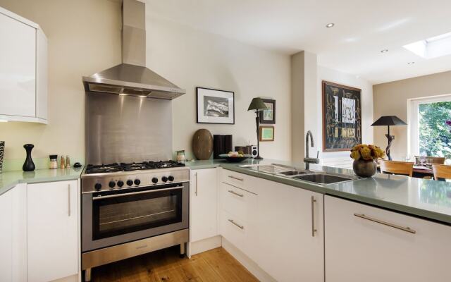 Exquisite East Acton Home close to Shepherds Bush