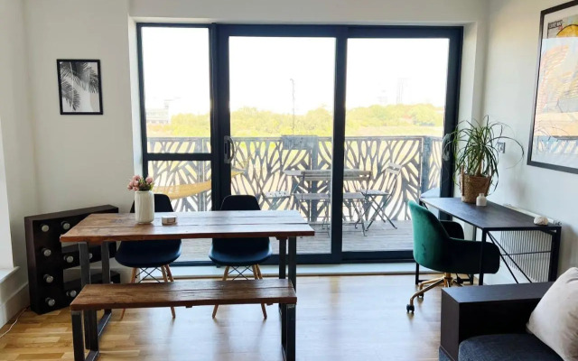 Stunning Riverside View Apartment, near Canary Wharf & O2