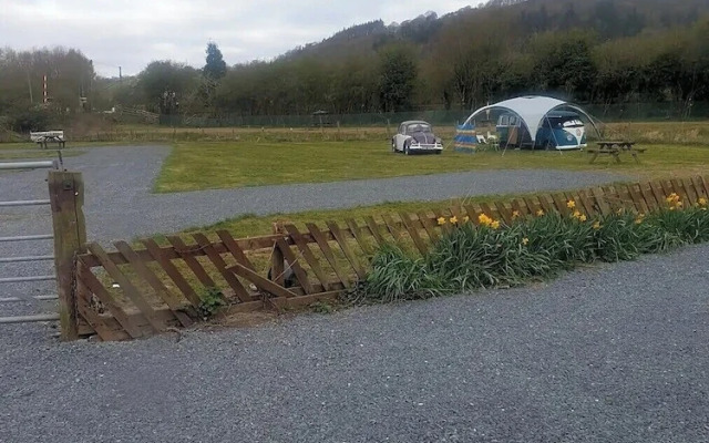 Green Dragon and Kitchen Pod - Sleeps 2 & Parking