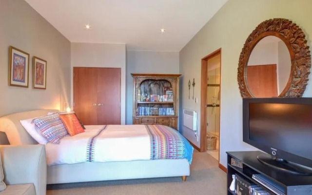 Aries Lake View Villa