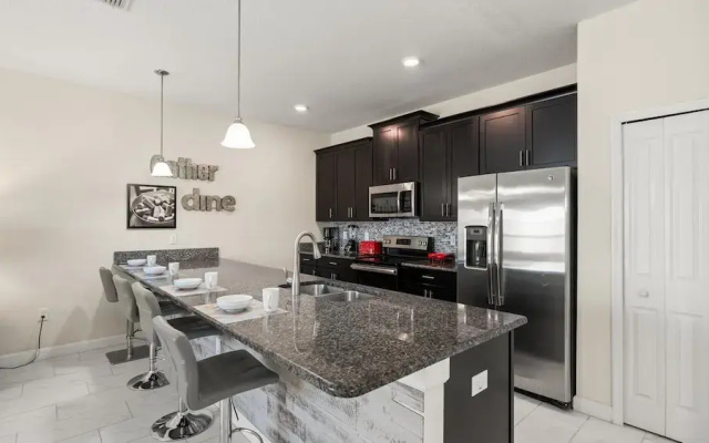 Upstay: Family-friendly 4BR Townhouse w Pool & BBQ