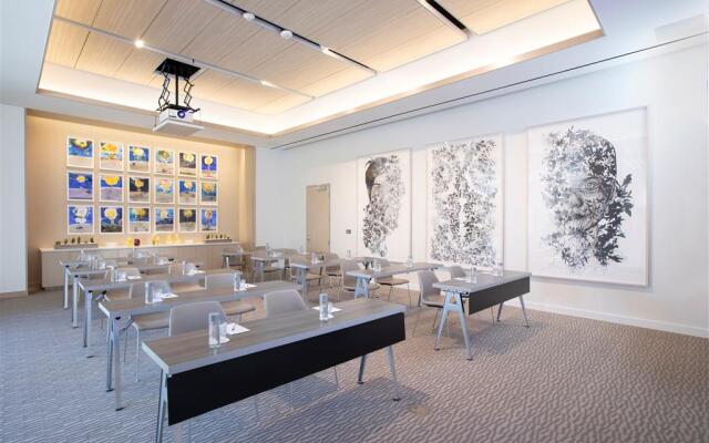 HALL Arts Hotel Dallas, Curio Collection by Hilton