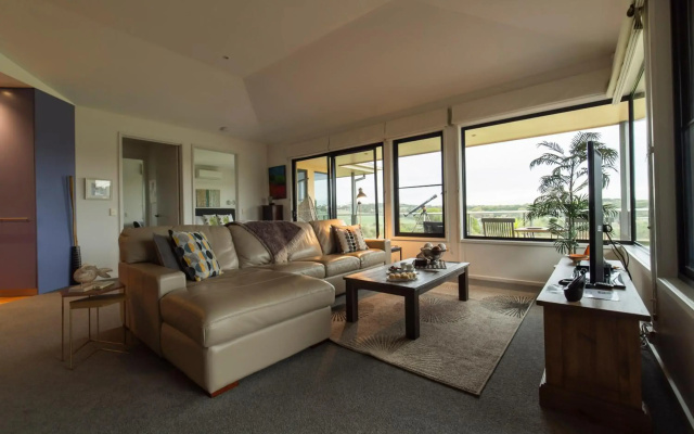 Cowes Luxury Beachfront Apartment - Phillip Island