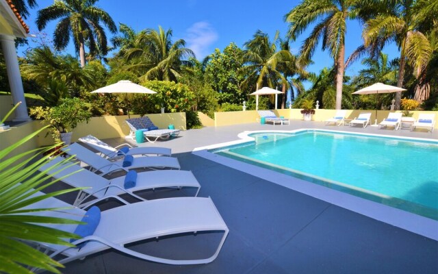 Summerhill, 8BR by Jamaican Treasures