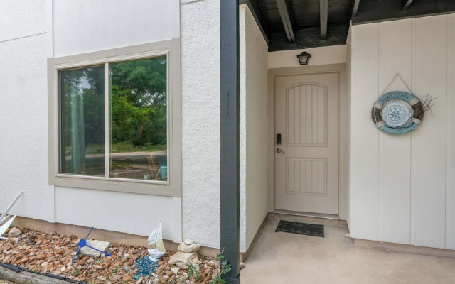 Charming Lakeside Condo - Moments to Lake Fun