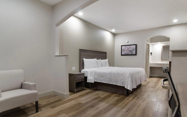 Red Roof Inn Plus+ Galveston - Beachfront