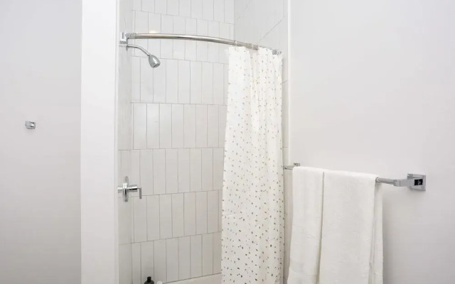 Luxury Apt Near Convcenter, Stadiums, & Harbor