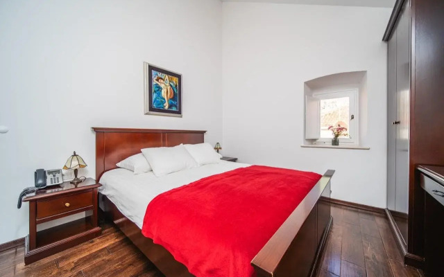 SUNce Palace Apartments with free offsite parking
