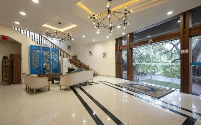 Guilin Crystal Crescent Moon Hotel