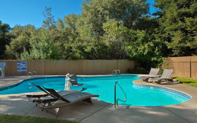 Lake Natoma Inn