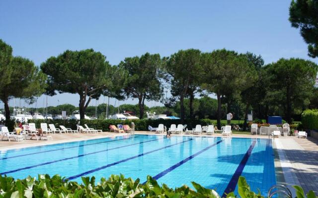 Signora Ruth - Aprilia Residence