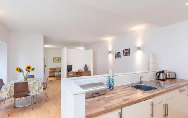 The Edmonstone's Close Residence