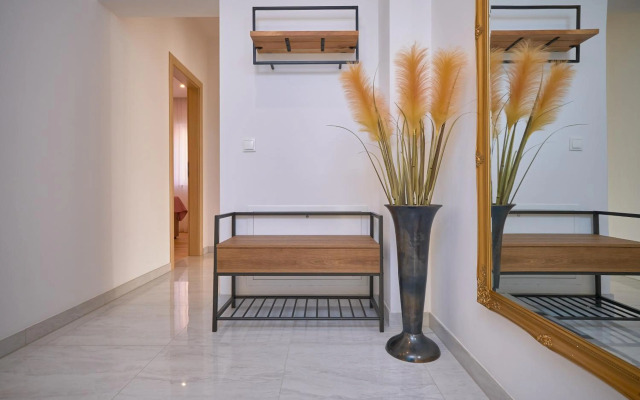 M Entire floor in a spacious house with pool