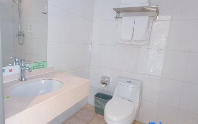 AT YOUNG HOTEL (Beijing Shahe Subway Station Beihang University) – Bathroom – Beijing