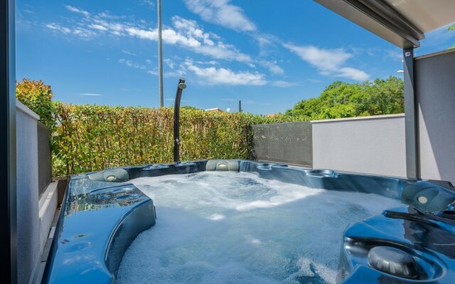 Modern Holiday Home With Terrace and Outdoor Jacuzzi