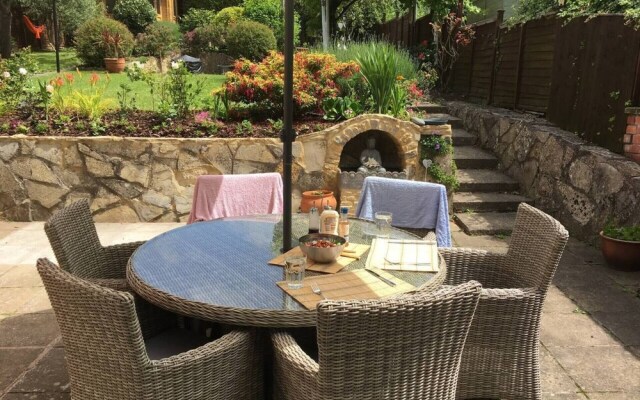 10 Bedroom Home In Glastonbury Beautiful Garden