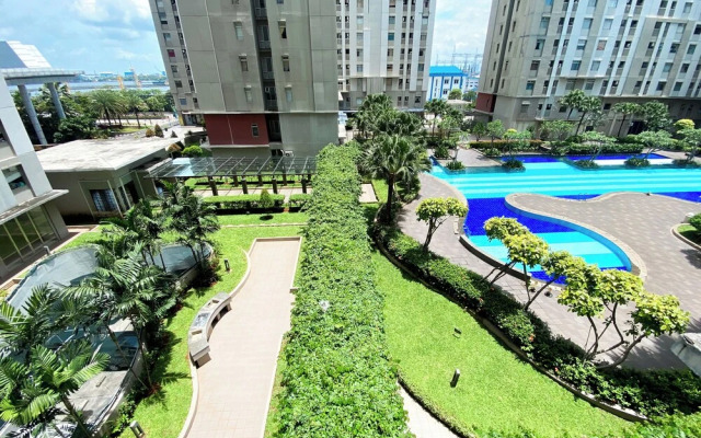 Stunning and Comfy Studio at Green Bay Pluit Apartment