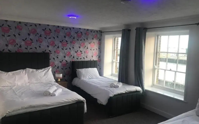 Spacious One Bedroom Flat with River View, 1e