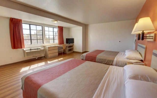 Motel 6 Bellflower, CA - Los Angeles